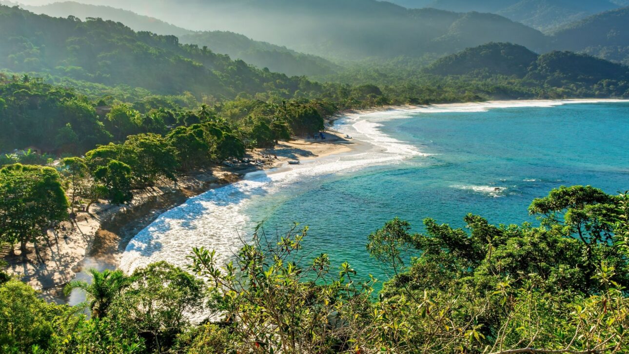 Vista del paisaje natural de la isla de Ilhabela, donde la nueva tasa busca financiar acciones de conservación de la costa norte paulista. (Imagen: Ilhabela.com.br)