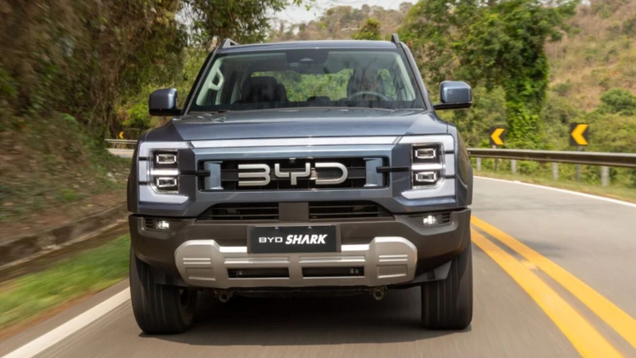 BYD Shark, camioneta híbrida de 437 cv y tracción 4x4, gana hasta R$ 70 mil de descuento y autonomía eléctrica de 57 km.