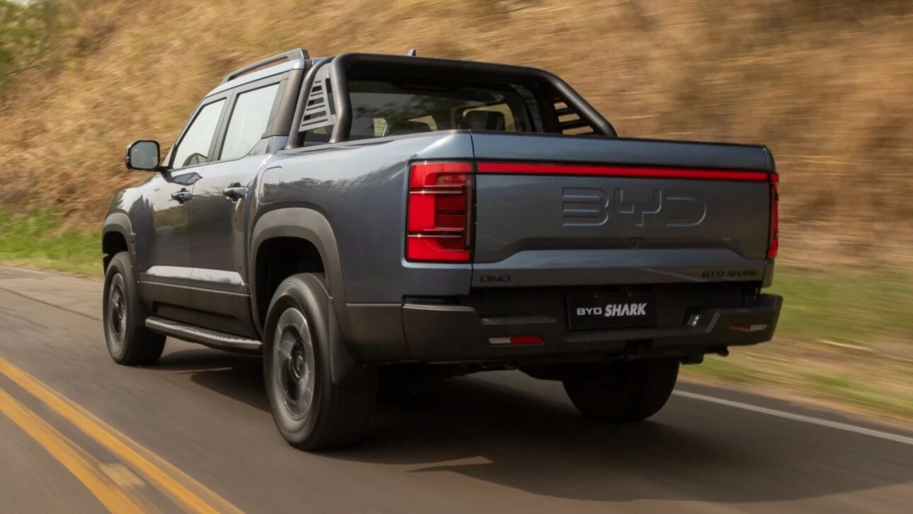 BYD Shark, camioneta híbrida de 437 cv y tracción 4x4, gana hasta R$ 70 mil de descuento y autonomía eléctrica de 57 km.
