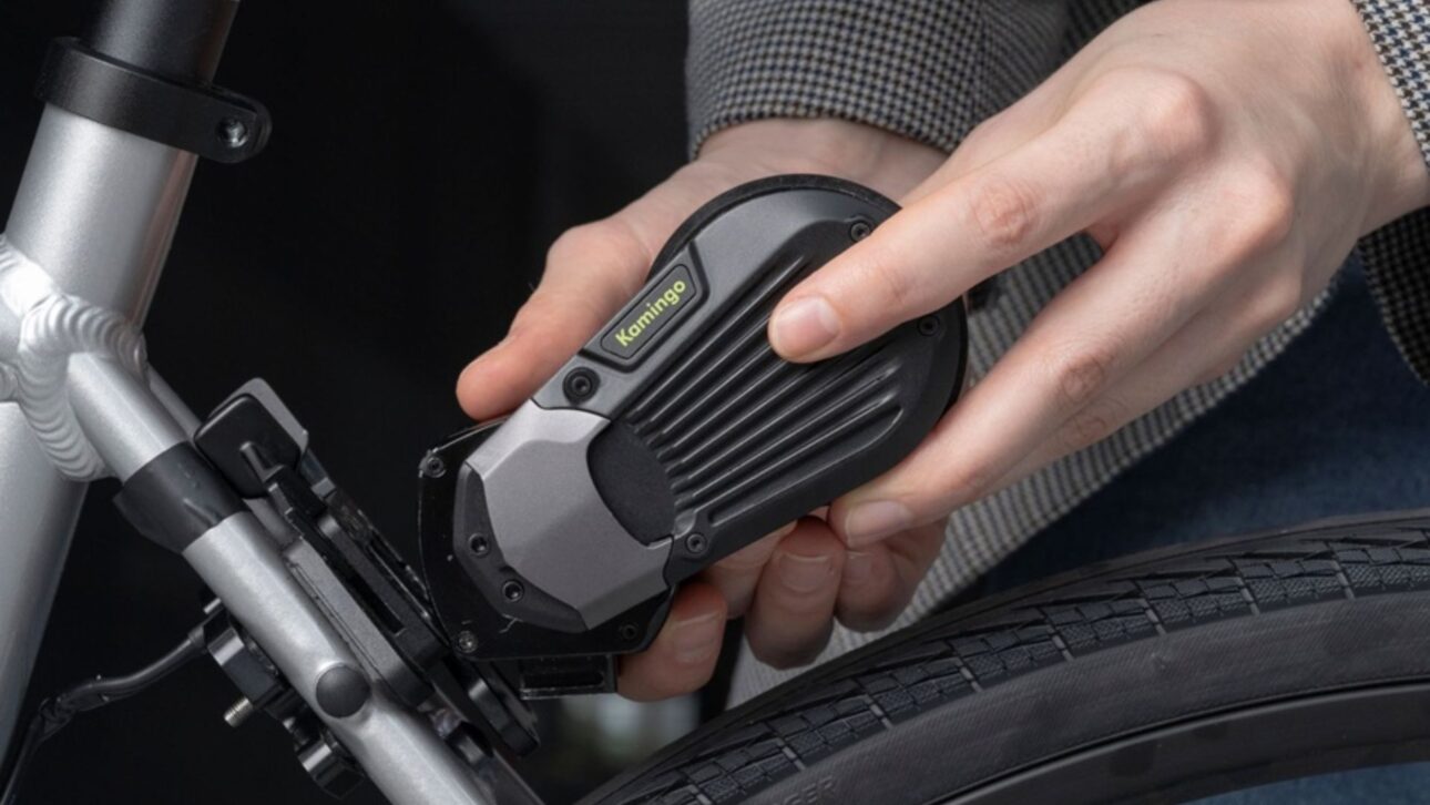 Kit Kamingo transforma su bicicleta en eléctrica en tres minutos, con motor de 750 W, autonomía de hasta 90 km y batería removible.