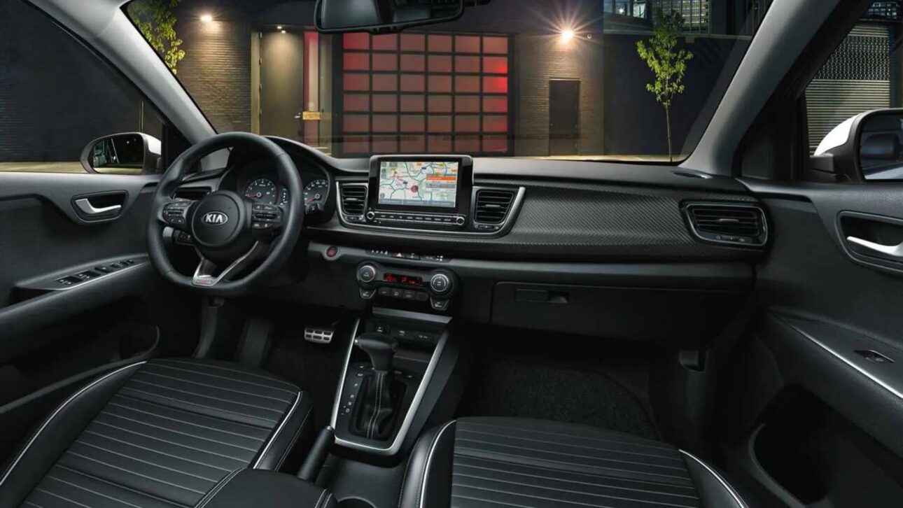 Kia Rio EX 1.6 2021 tiene motor de 130 cv, cambio automático y elementos de confort por menos de R$ 80 mil en la Tabla Fipe.