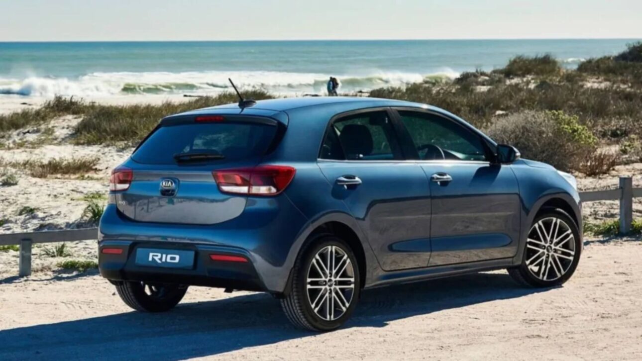 Kia Rio EX 1.6 2021 tiene motor de 130 cv, cambio automático y elementos de confort por menos de R$ 80 mil en la Tabla Fipe.