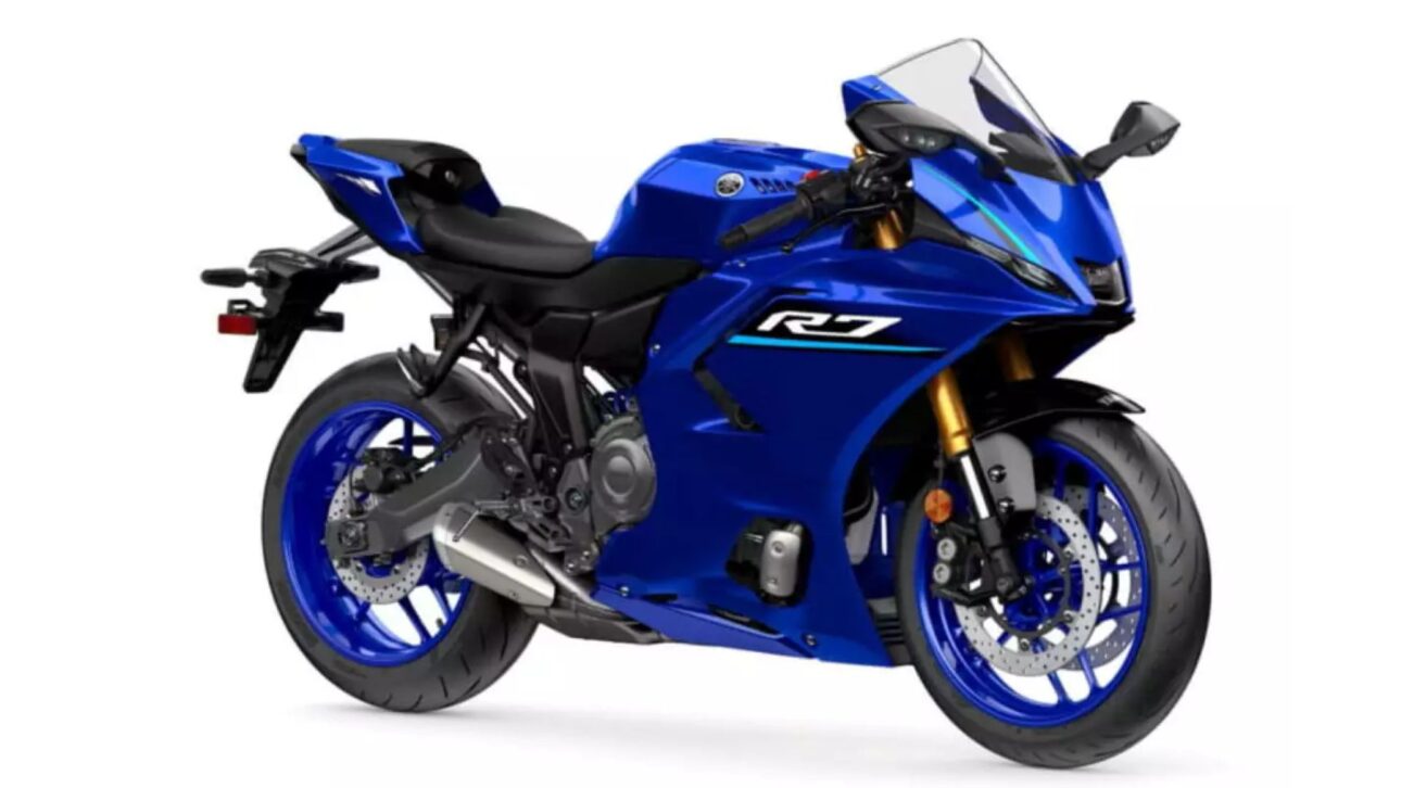 La nueva Yamaha R7 2026 llega con IMU de 6 ejes, quickshifter bidireccional, panel TFT y motor CP2 de 689 cm³.
