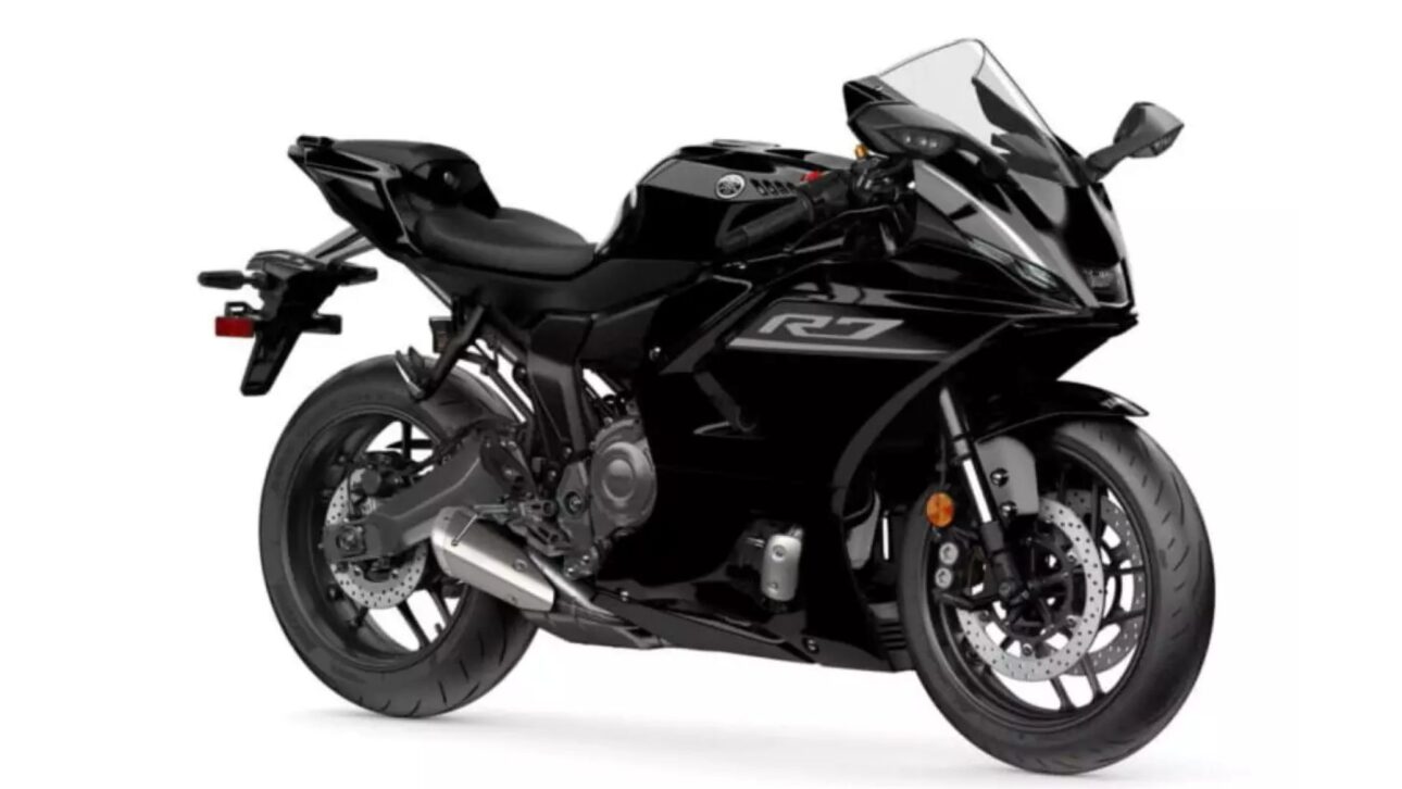 La nueva Yamaha R7 2026 llega con IMU de 6 ejes, quickshifter bidireccional, panel TFT y motor CP2 de 689 cm³.
