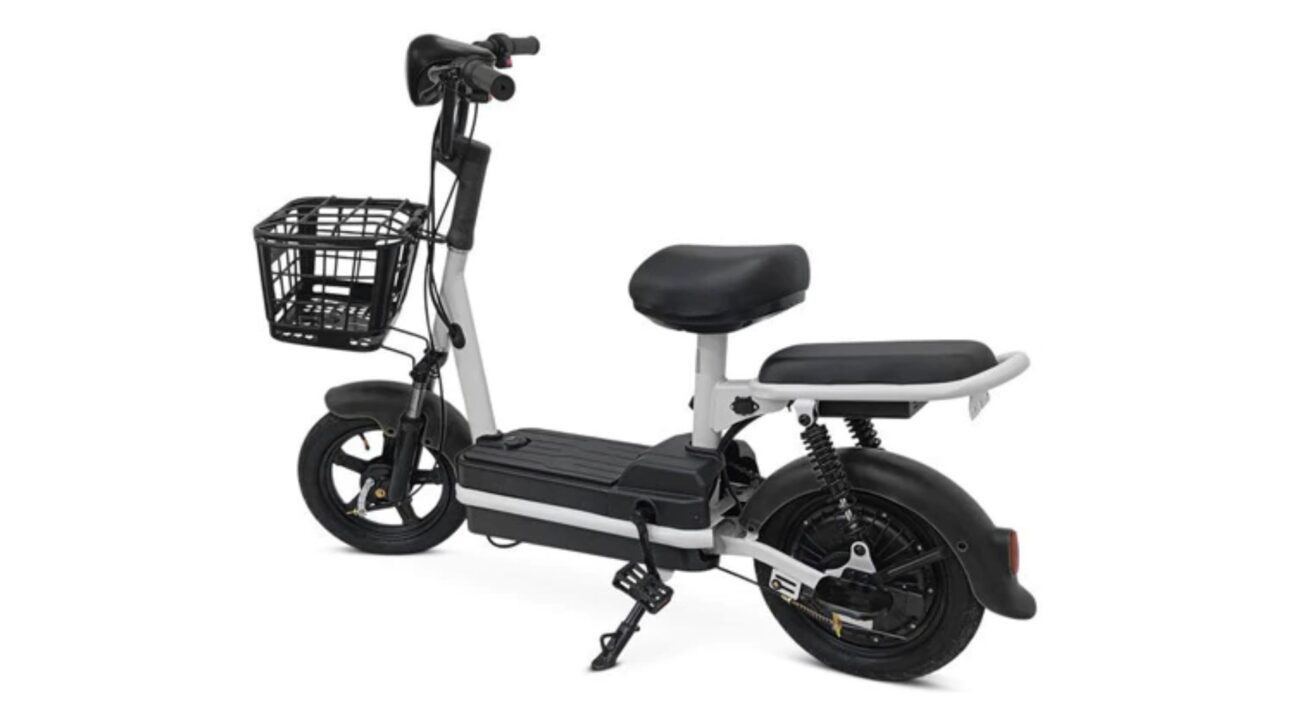 Scooter eléctrica Bikelete 350W rueda hasta 25 km, carga en toma común, no exige CNH y cuesta menos de R$ 4 mil.
