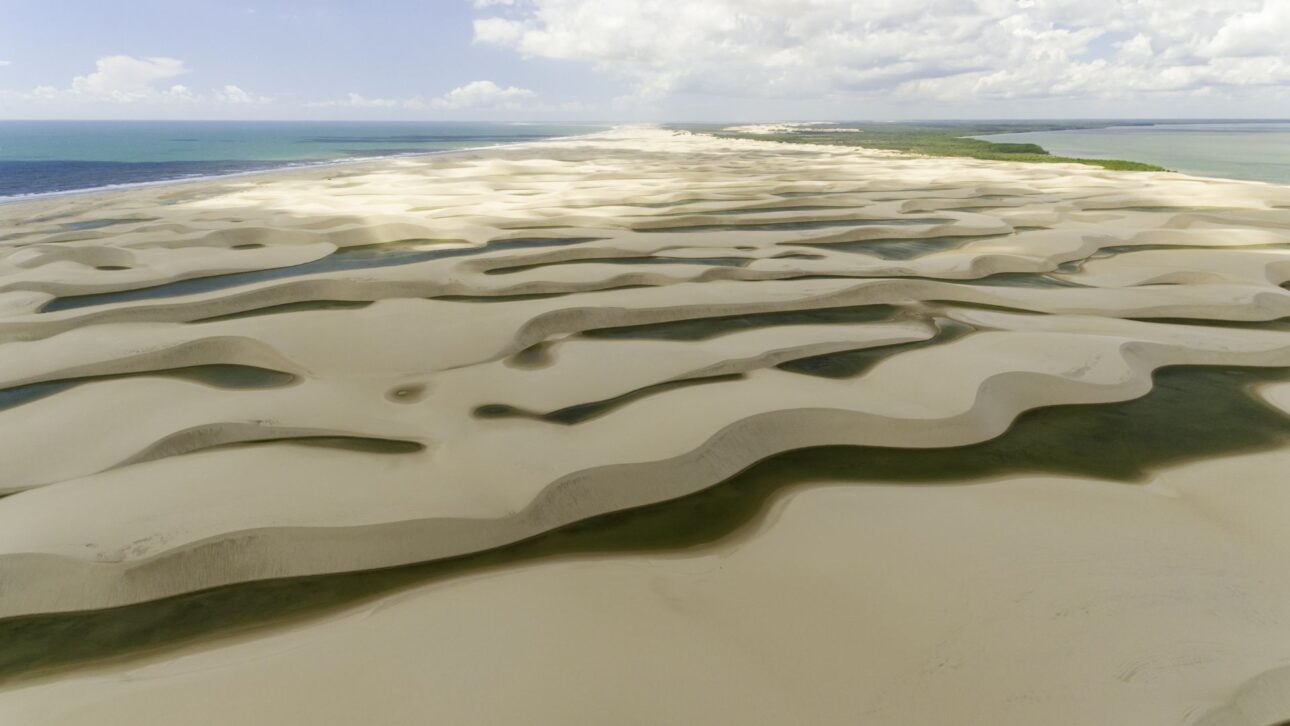 Vista aérea del Delta del Parnaíba en el litoral de Piauí, donde el río desemboca en mar abierto entre dunas y manglares. (Imagen: Agência Nacional de Águas/ANA)