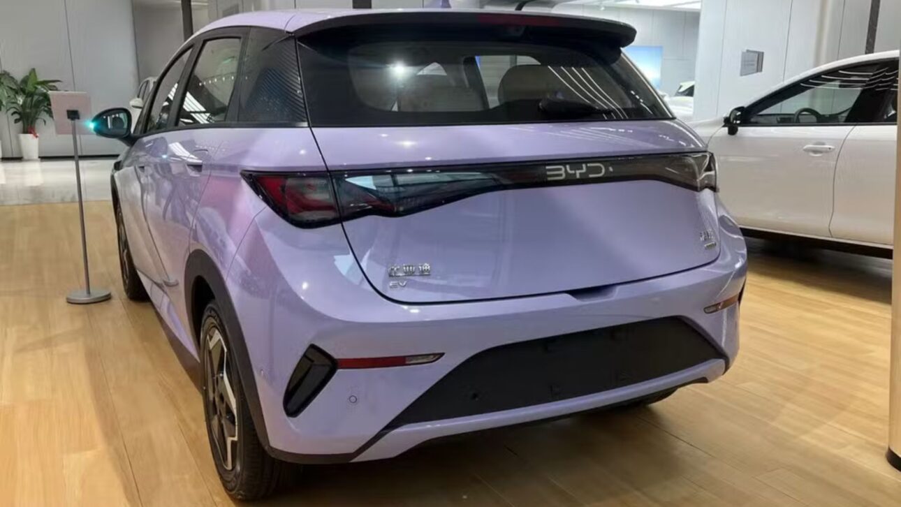 Nuevo BYD Dolphin 2026 llega a Brasil con até 520 km de autonomía, interior redesenhado y produção nacional em Camaçari.