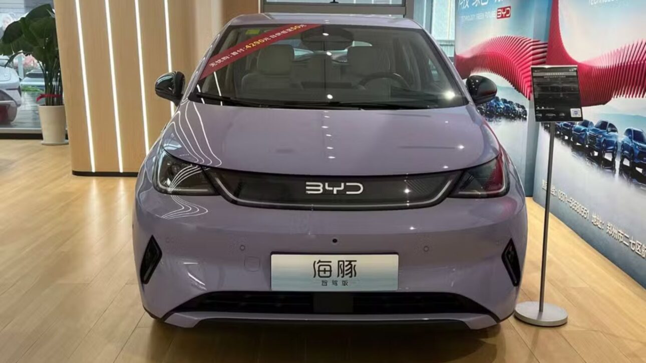 Nuevo BYD Dolphin 2026 llega a Brasil con hasta 520 km de autonomía, interior redesenhado y produção nacional em Camaçari.