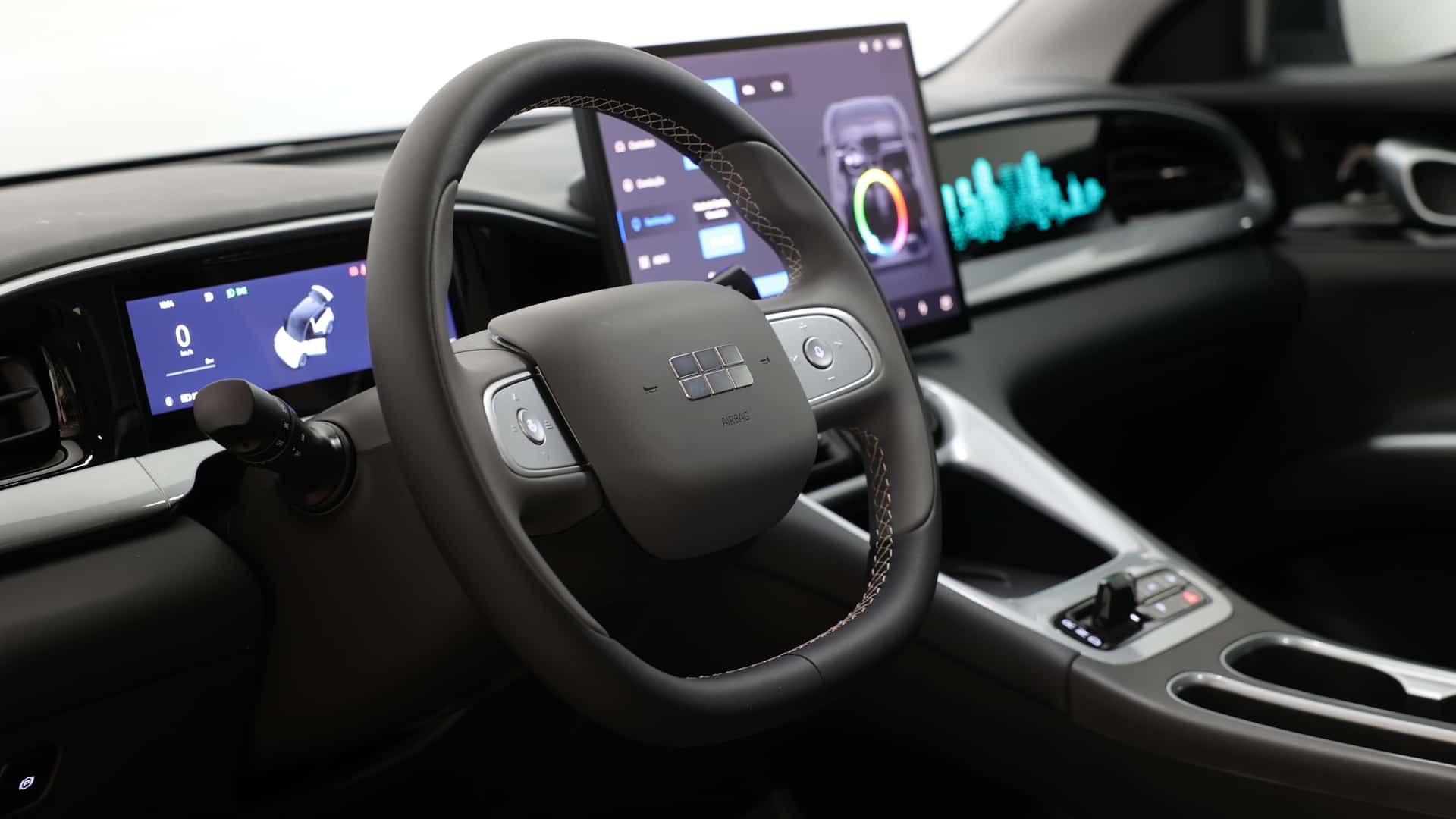 Geely EX2 chega ao Brasil com 289 km de autonomia, motor de 116 cv e central de 14,6”, pronto para competir com BYD e Toyota.