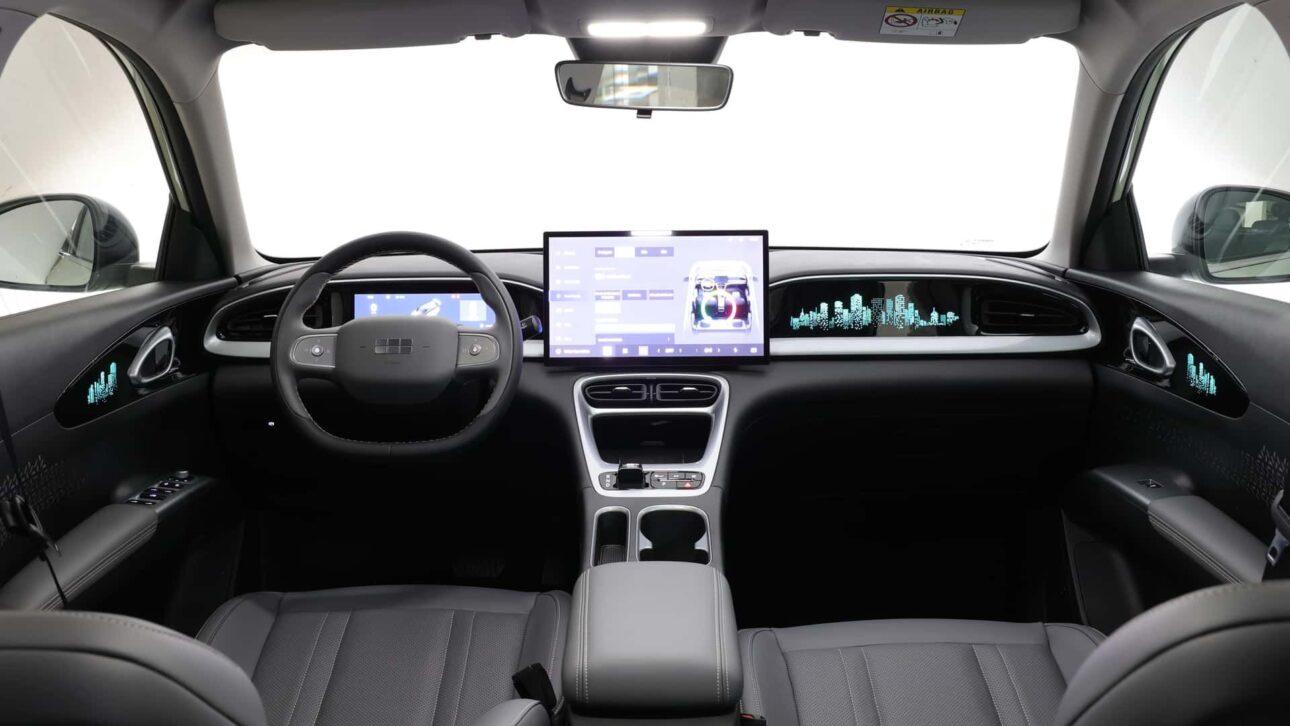 Geely EX2 llega a Brasil con 289 km de autonomía, motor de 116 cv y central de 14,6”, listo para competir con BYD y Toyota.