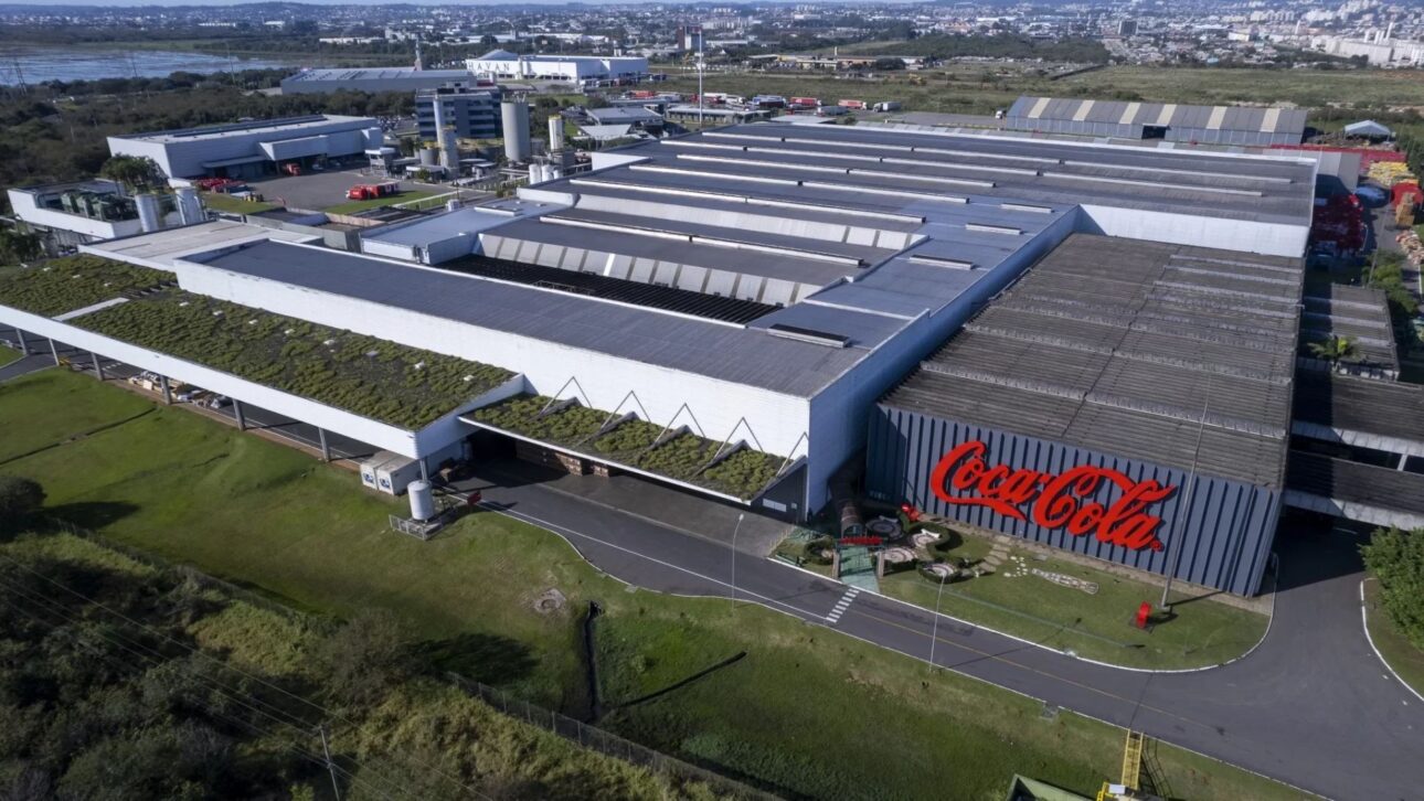 Fachada de la futura unidad industrial de Coca-Cola en el interior de São Paulo muestra la disputa entre municipios por una inversión de R$ 1 mil millones. (Imagen: Divulgación/Coca-Cola Brasil)