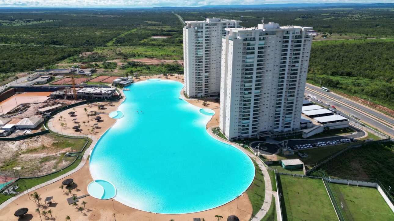 Piscina gigante de Cuiabá tem 20 mil m², 47 milhões de litros e praia artificial. Veja detalhes da tecnologia, estrutura e comparações internacionais.