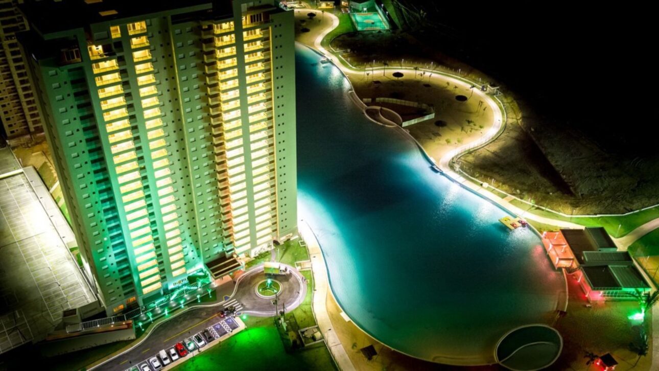 Piscina gigante de Cuiabá tem 20 mil m², 47 milhões de litros e praia artificial. Veja detalhes da tecnologia, estrutura e comparações internacionais.