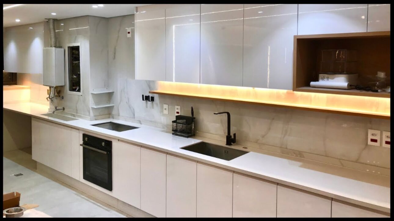 Placas de piedra sinterizada ganan fuerza y prometen sustituir azulejos en las cocinas en 2026, con visual continuo, resistencia y bajo mantenimiento.