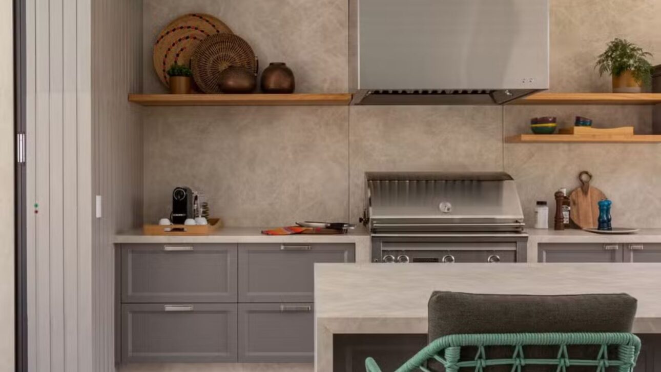 Placas de piedra sinterizada ganan fuerza y prometen sustituir azulejos en las cocinas en 2026, con visual continuo, resistencia y bajo mantenimiento.