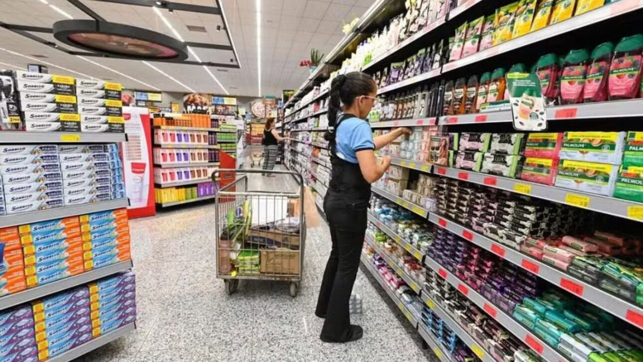 Nuevas reglas del gobierno cambian tasas, plazos y operación del vale-alimentación y refrigerio, afectando a millones de trabajadores brasileños.