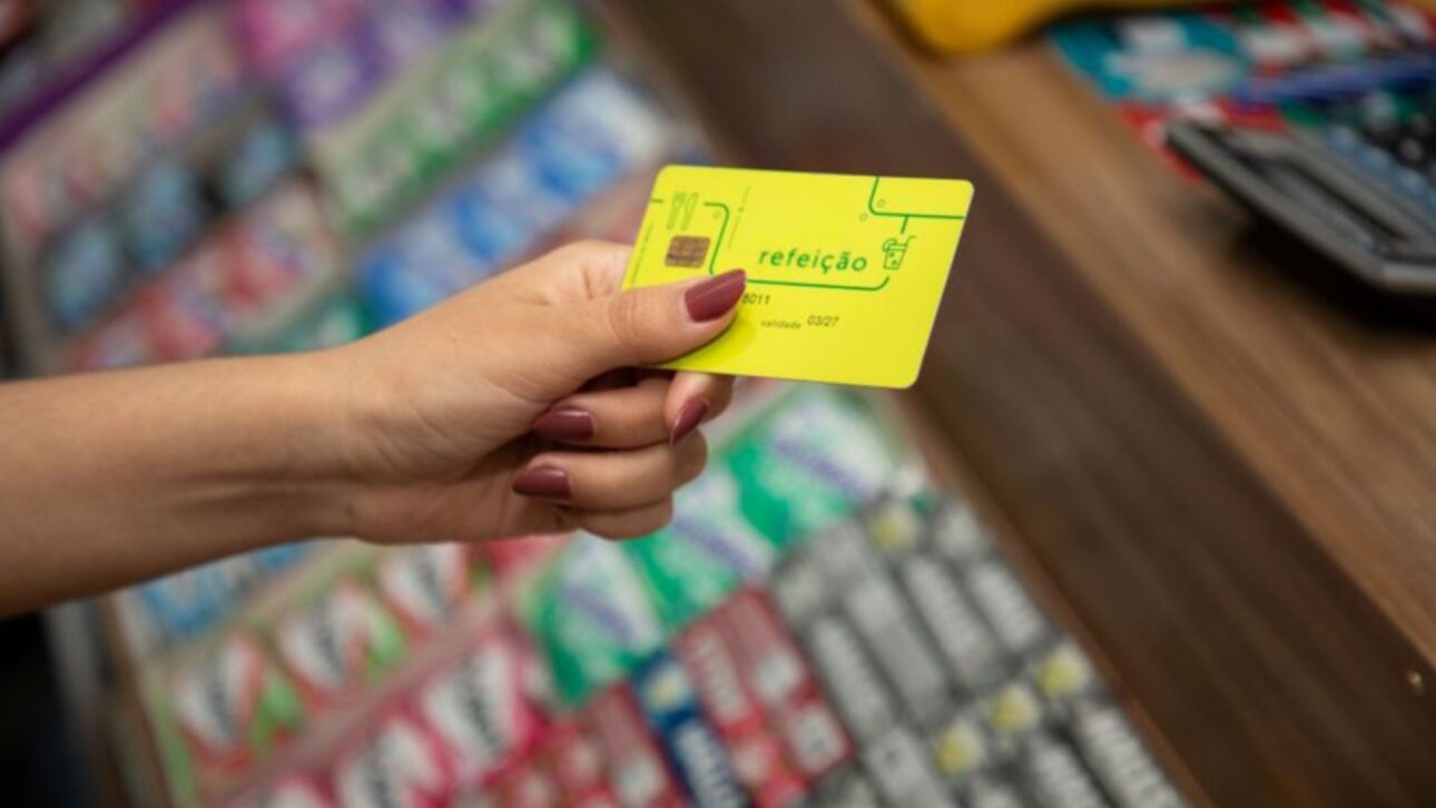 Nuevas reglas del gobierno cambian tasas, plazos y operación del vale-alimentación y refrigerio, afectando a millones de trabajadores brasileños.
