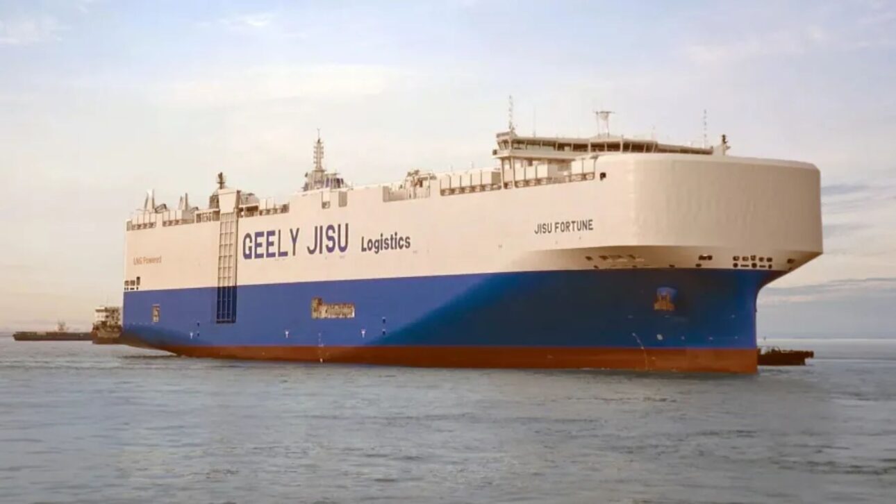 Buque Jisu Fortune, de Geely, llega a las rutas Brasil–China y amplía la disputa con BYD en el transporte de vehículos y eléctricos en el país.