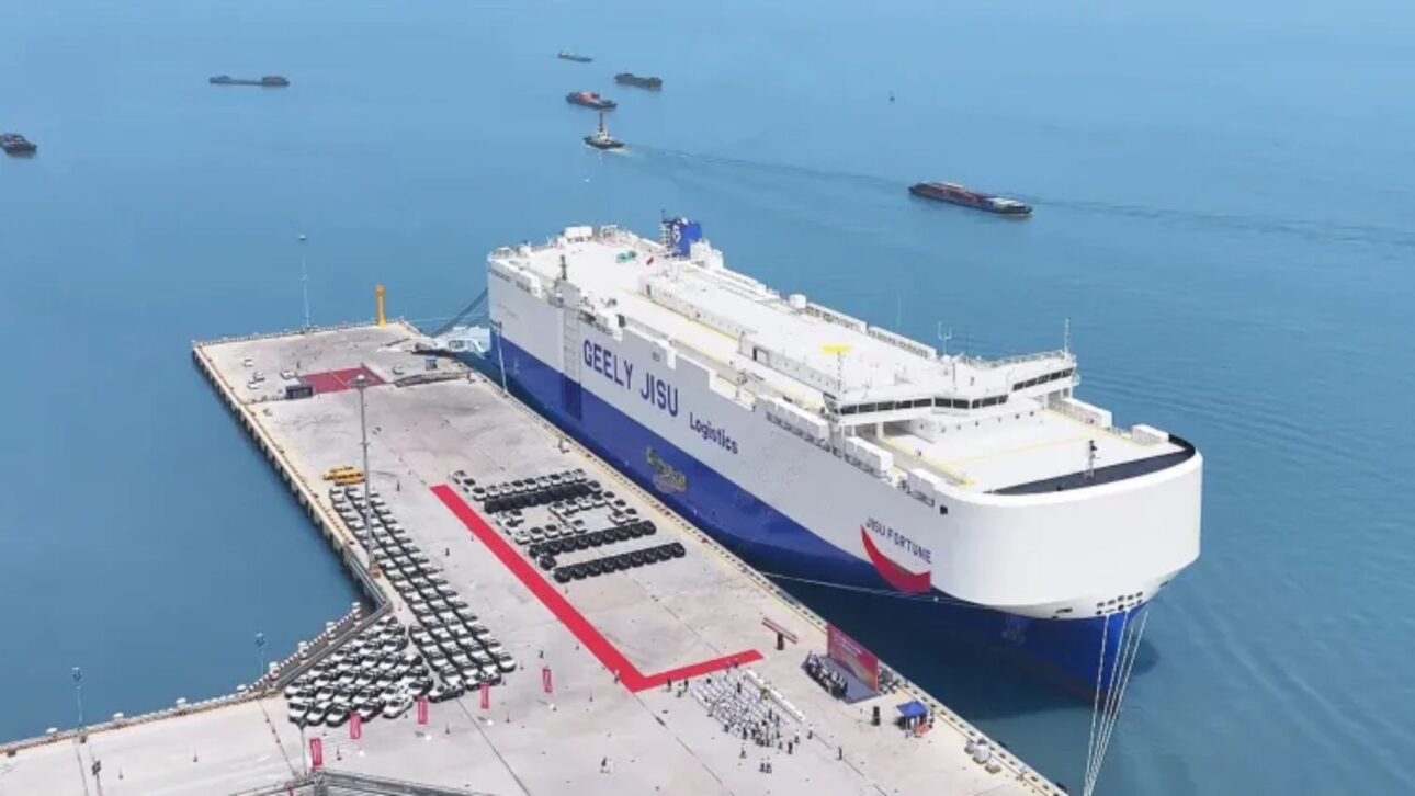 Buque Jisu Fortune, de Geely, llega a las rutas Brasil–China y amplía la disputa con BYD en el transporte de vehículos y eléctricos en el país.