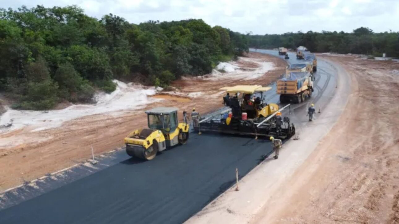 Máquinas en pavimentación de carretera interior de Guyana que integra proyecto estratégico de acceso vial al mercado brasileño de 20 millones.” (Imagen: Guyana Chronicle)