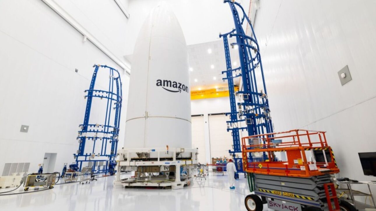 Amazon LEO llega a Brasil con venta a través de Sky y disputa espacio con Starlink, ofreciendo internet rápida, antenas compactas y baja latencia.