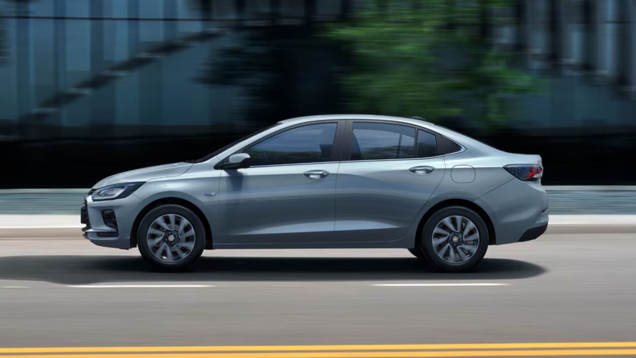 El Chevrolet Onix Plus 2026 adquiere visual inspirado en el Cruze, interior renovado y garantía extendida de la correa bañada en aceite. Vea lo que ha cambiado.