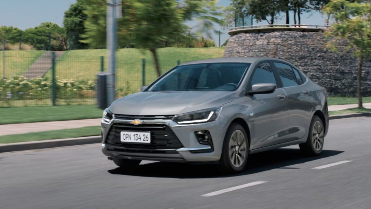 El Chevrolet Onix Plus 2026 adquiere visual inspirado en el Cruze, interior renovado y garantía extendida de la correa bañada en aceite. Vea lo que ha cambiado.