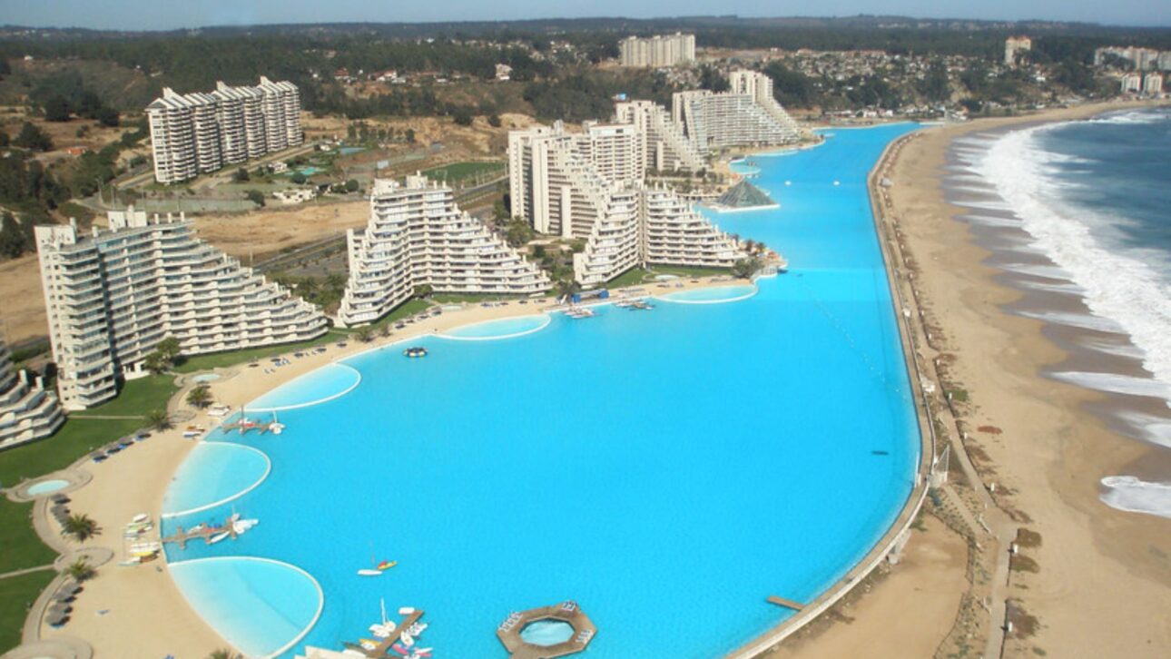 Descubre cómo la laguna artificial de 80 mil m² en el resort chileno San Alfonso del Mar se convirtió en récord mundial y está a cerca de 5 h de São Paulo.