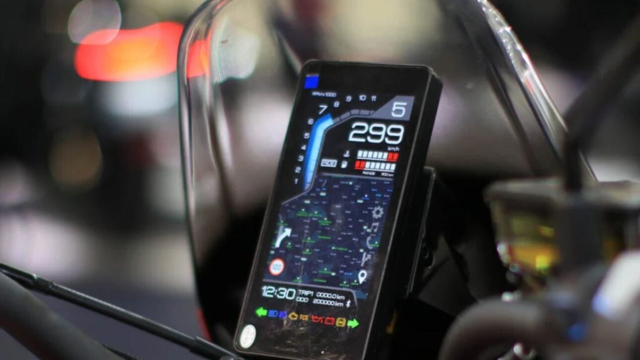 La Moto Morini Alltrhike 450 llega a Brasil con motor bicilíndrico, ruedas 21/17 y panel con navegación para disputar el segmento de las 450 cc.