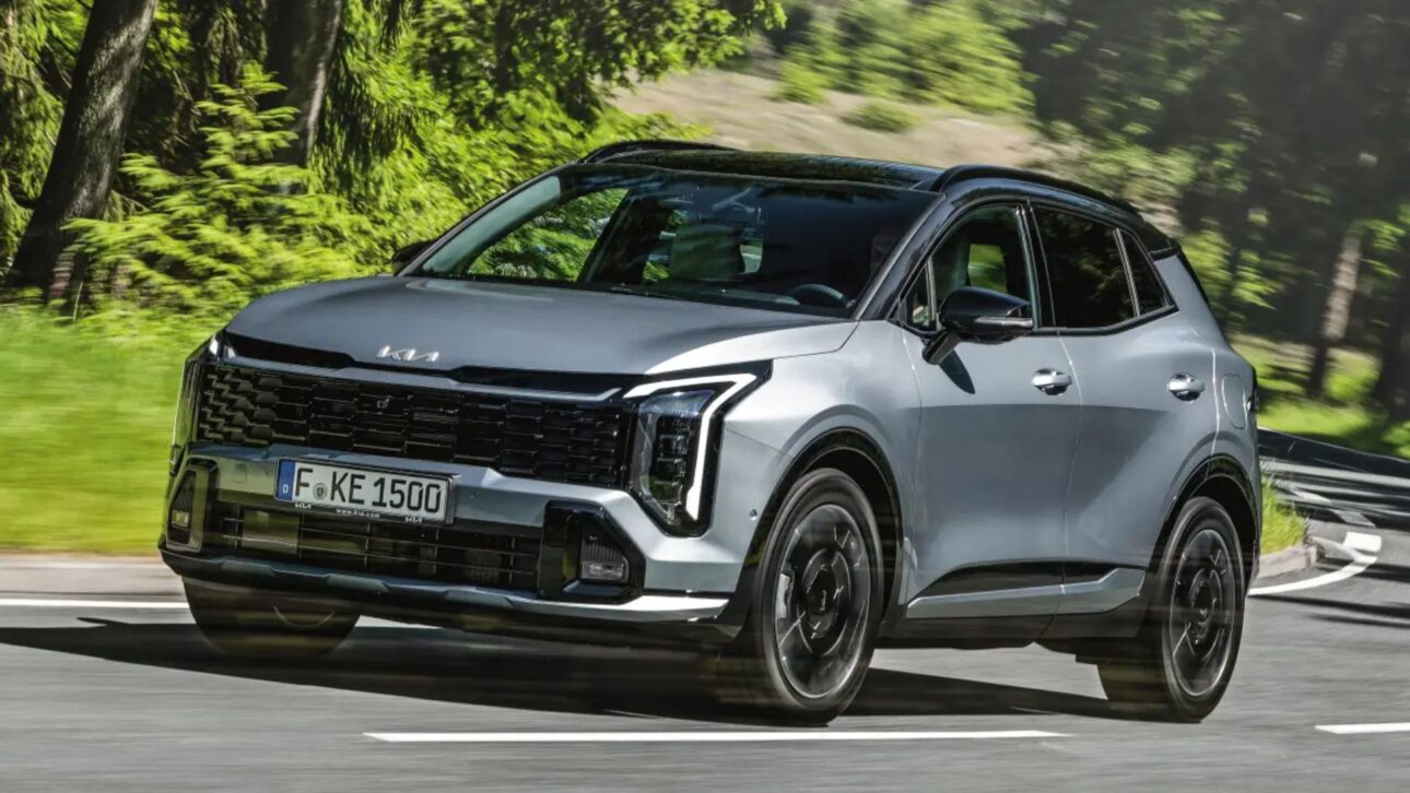 Sportage 2026 llega a Brasil con visual renovado, interior tecnológico y motor híbrido. SUV medio combina desempeño, espacio e eficiencia.