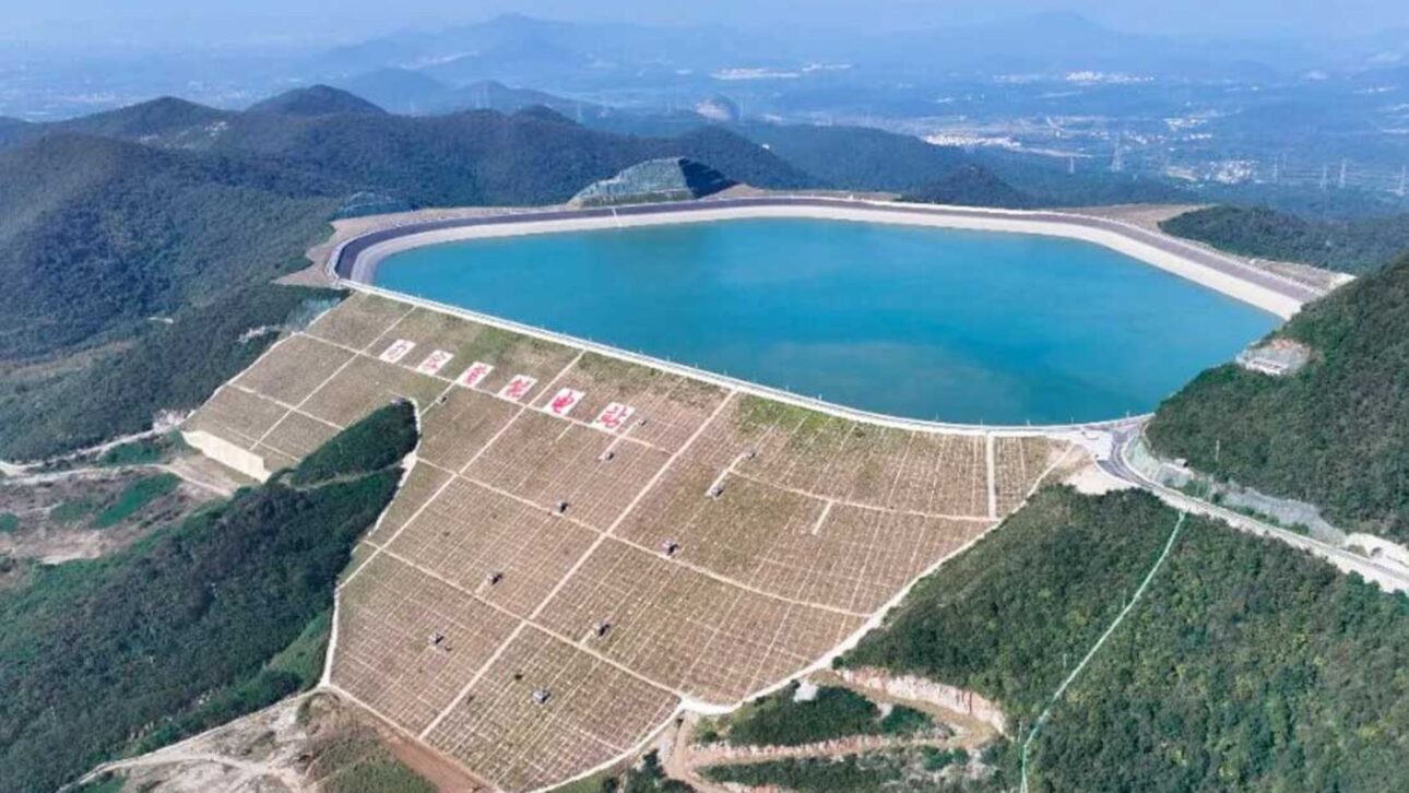 China inaugura usina de bombeamento con barragem récord de 182 m y 1,3 GW de potencia instalada, ampliando el almacenamiento hidroeléctrico en la provincia de Jiangsu.