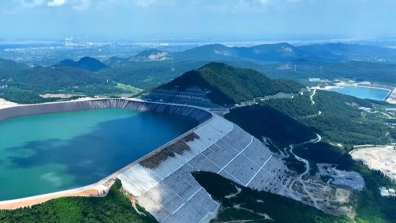 China inaugura usina de bombeamento con barragem récord de 182 m y 1,3 GW de potencia instalada, ampliando el almacenamiento hidroeléctrico en la provincia de Jiangsu.