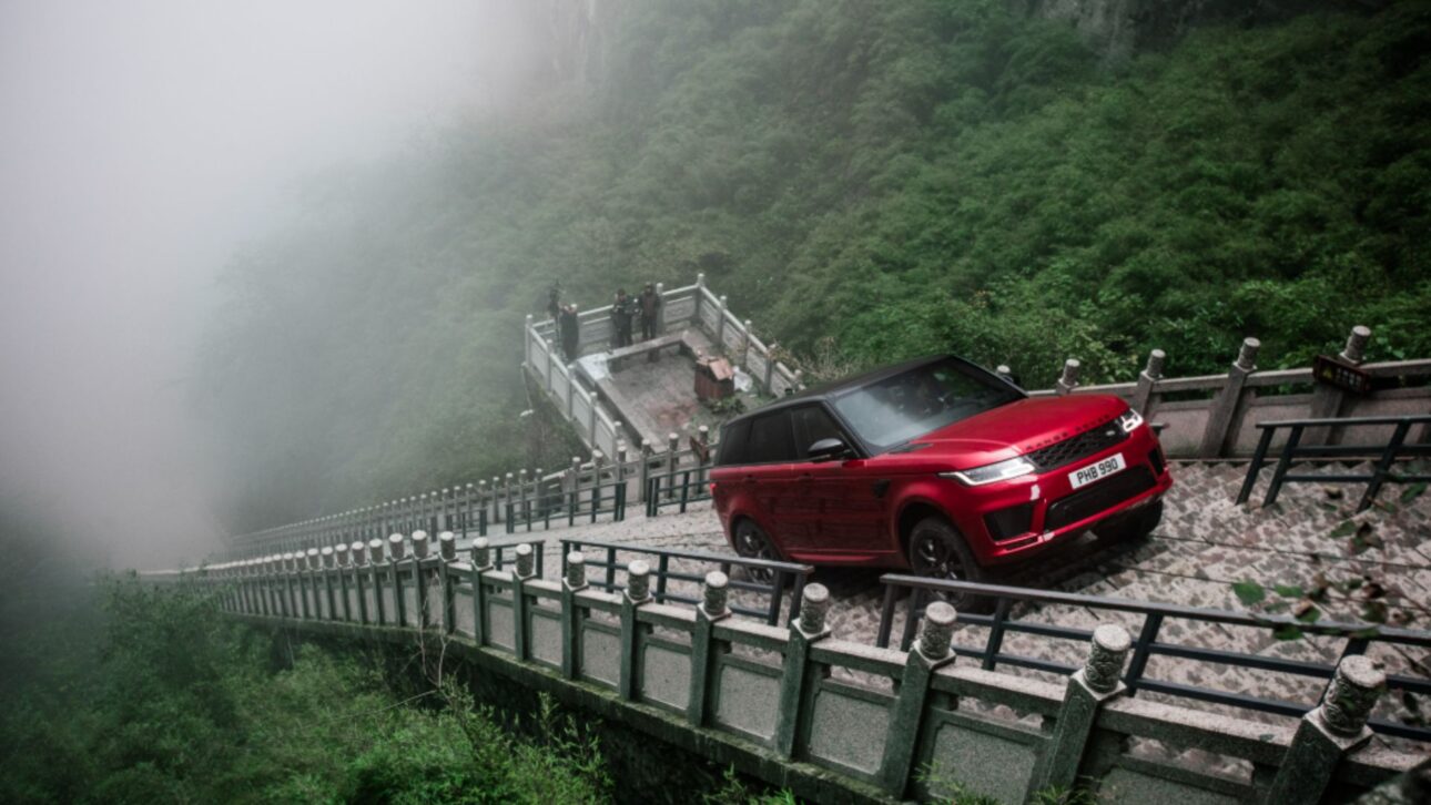 Range Rover Sport híbrido que en 2018 subió los 999 escalones de la Montaña Tianmen como campaña de marketing.” (Imagen: [crédito de la foto])