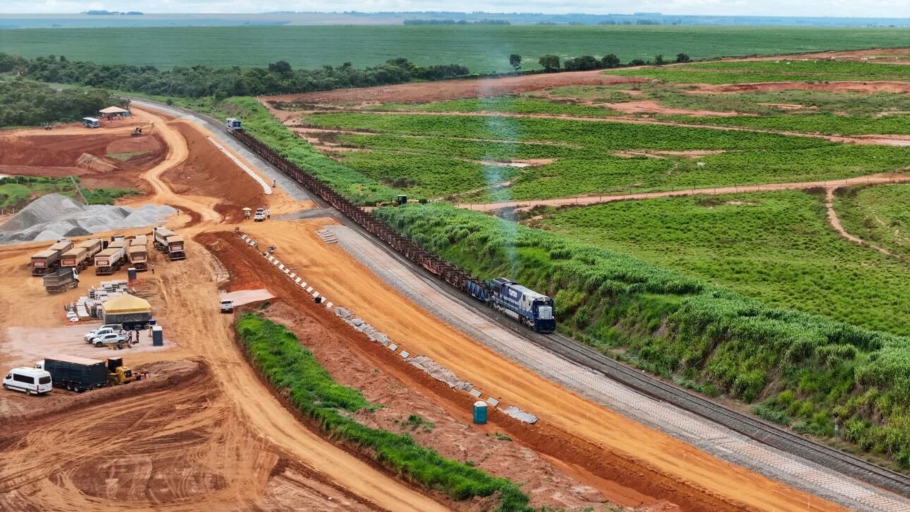 Ferrovía de 743 km avanza en Mato Grosso con inversión billonaria y promete transformar el escoamiento de granos y la logística nacional hasta 2030.