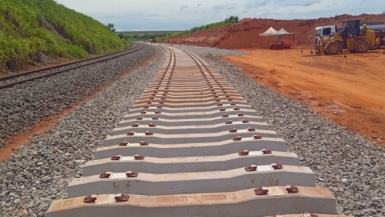 Ferrovía de 743 km avanza en Mato Grosso con inversión billonaria y promete transformar el escoamiento de grãos y la logística nacional hasta 2030.