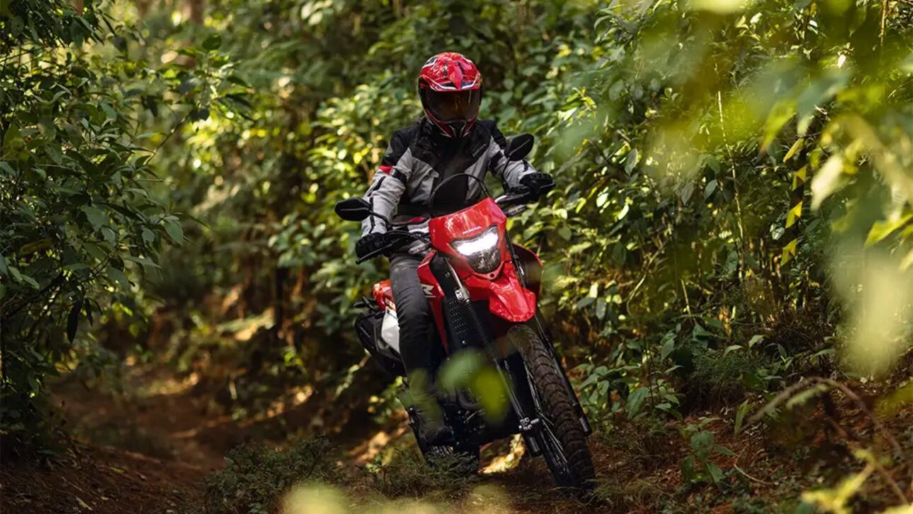 Conozca la Honda XR 300L con motor de 293 cc, panel digital, motor flex y ABS de dos canales — versatilidad para ciudad, carretera y ruta.