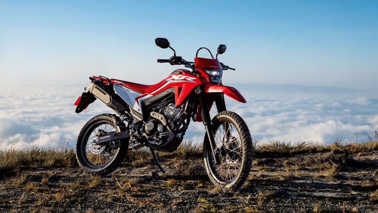 Conozca la Honda XR 300L con motor de 293 cc, panel digital, motor flex y ABS de dos canales — versatilidad para ciudad, carretera y ruta.