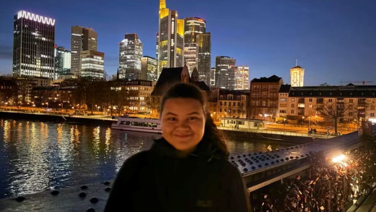 Joven de 20 años del sertão de Paraíba aprendió inglés sola con recursos gratuitos y fue aprobada en siete universidades en EE.UU., con beca integral.