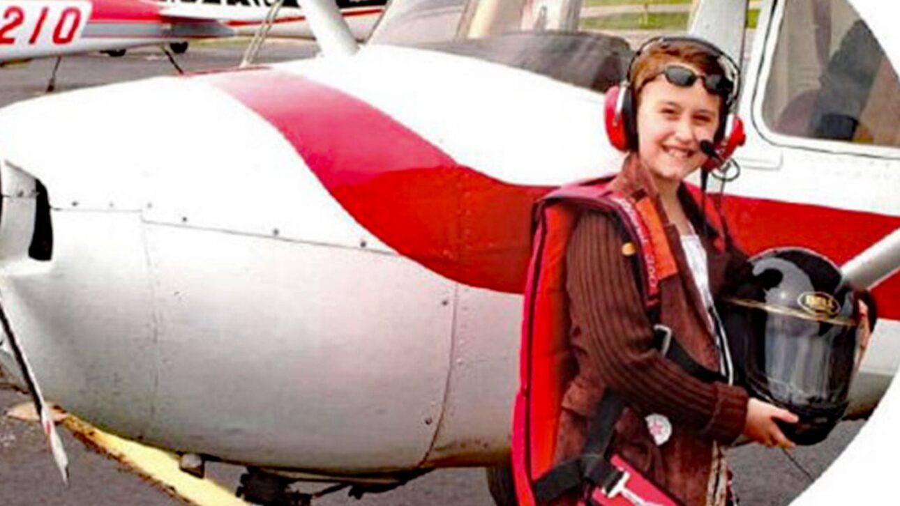 Aos 16 anos Sabrina Gonzalez Pasterski fez seu primeiro voo solo num avião que ajudou a construir, evidenciando sua combinação de ciência e aviação. (Imagem: Wikimedia Commons)