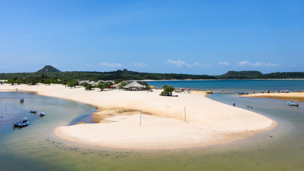 Alter do Chão reúne playas de agua dulce, arena blanca y aguas claras en el Río Tapajós, con cultura ribereña y turismo sostenible en la Amazonía.