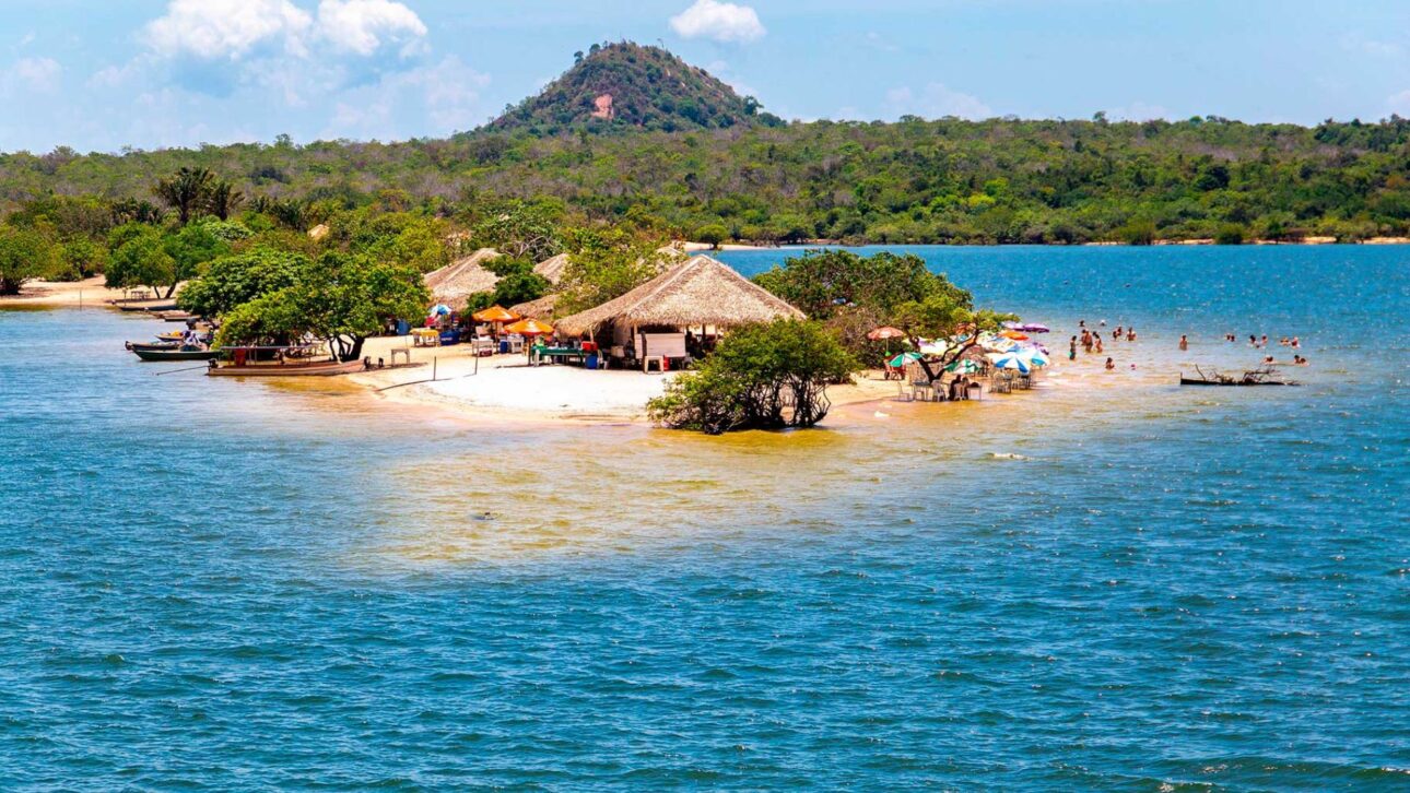 Alter do Chão reúne playas de agua dulce, arena blanca y aguas claras en el Río Tapajós, con cultura ribereña y turismo sostenible en la Amazonía.