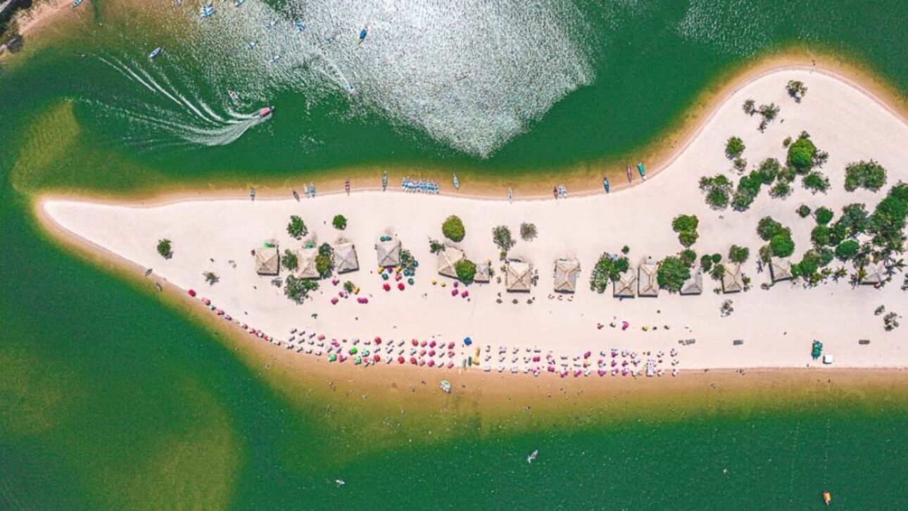 Alter do Chão reúne playas de agua dulce, arena blanca y aguas claras en el Río Tapajós, con cultura ribereña y turismo sostenible en la Amazonía.
