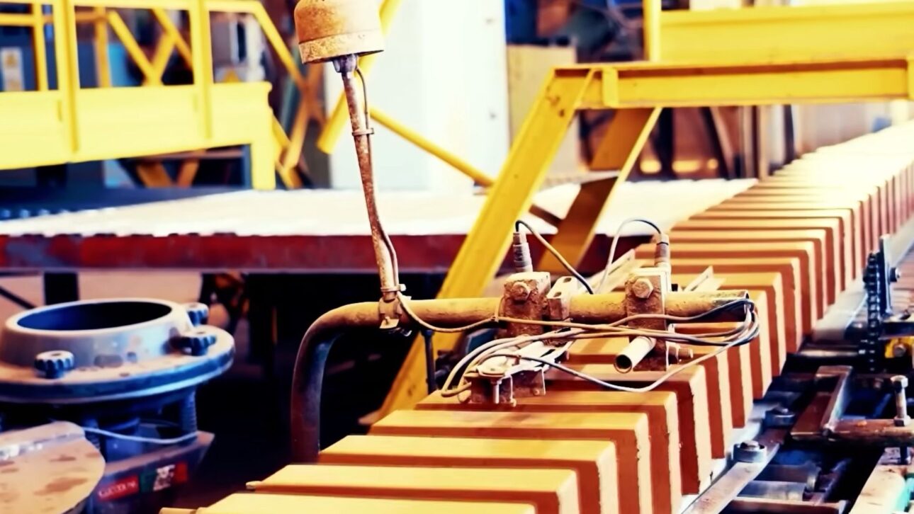 Descubre cómo se fabrican ladrillos que soportan más de 1600 °C y cables industriales que aguantan cargas extremas en procesos críticos.