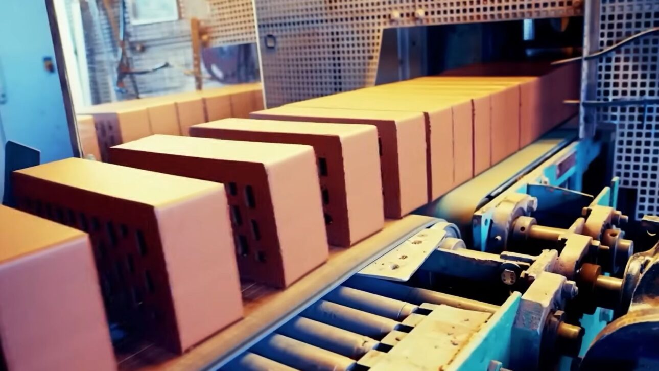 Descubre cómo se fabrican ladrillos que soportan más de 1600 °C y cables industriales que aguantan cargas extremas en procesos críticos.