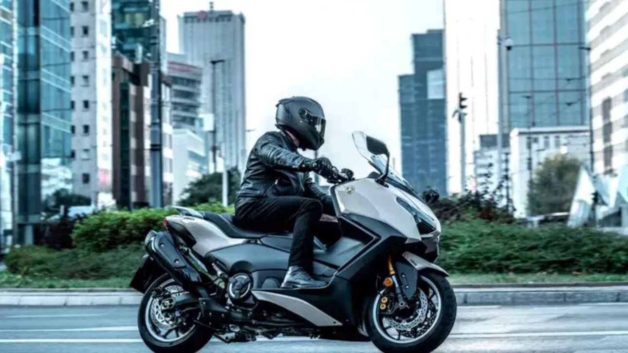 La Edición Especial De La Yamaha TMAX Celebra 25 Años Con Motor De 560 Cm³, Pantalla TFT De 7”, Diseño Inspirado En El Black MAX Y Tecnología Avanzada.