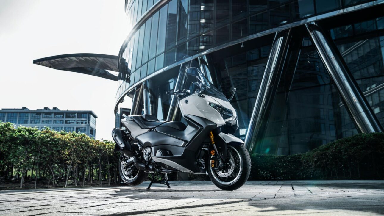 La Edición Especial De La Yamaha TMAX Celebra 25 Años Con Motor De 560 Cm³, Pantalla TFT De 7”, Diseño Inspirado En El Black MAX Y Tecnología Avanzada.