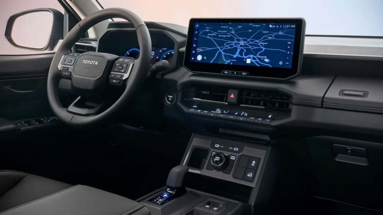 Nueva Toyota Hilux 2026 llega a Brasil con diseño de la Tacoma, interior del Land Cruiser y versiones electrificadas con autonomía superior a 300 km.