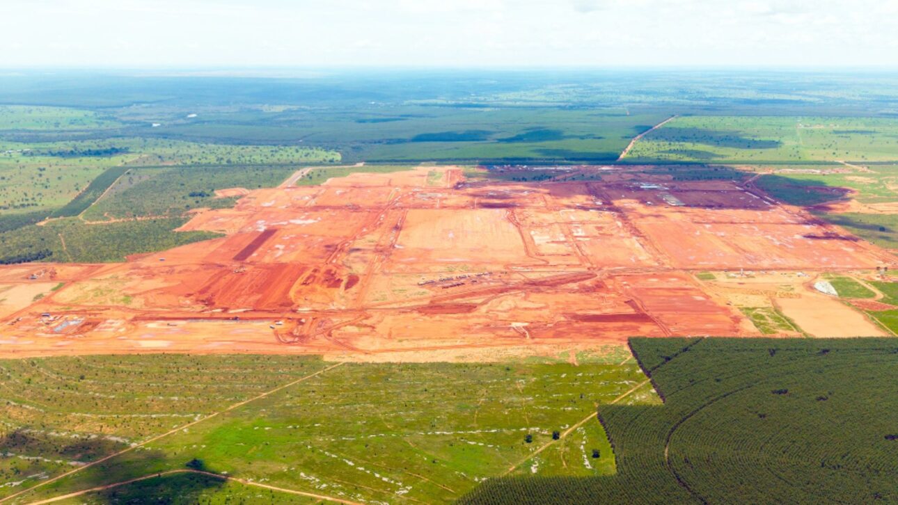 Arauco invierte R$ 25 mil millones en la mayor fábrica de celulosa en etapa única, en Inocência, con generación de energía renovable y miles de empleos.