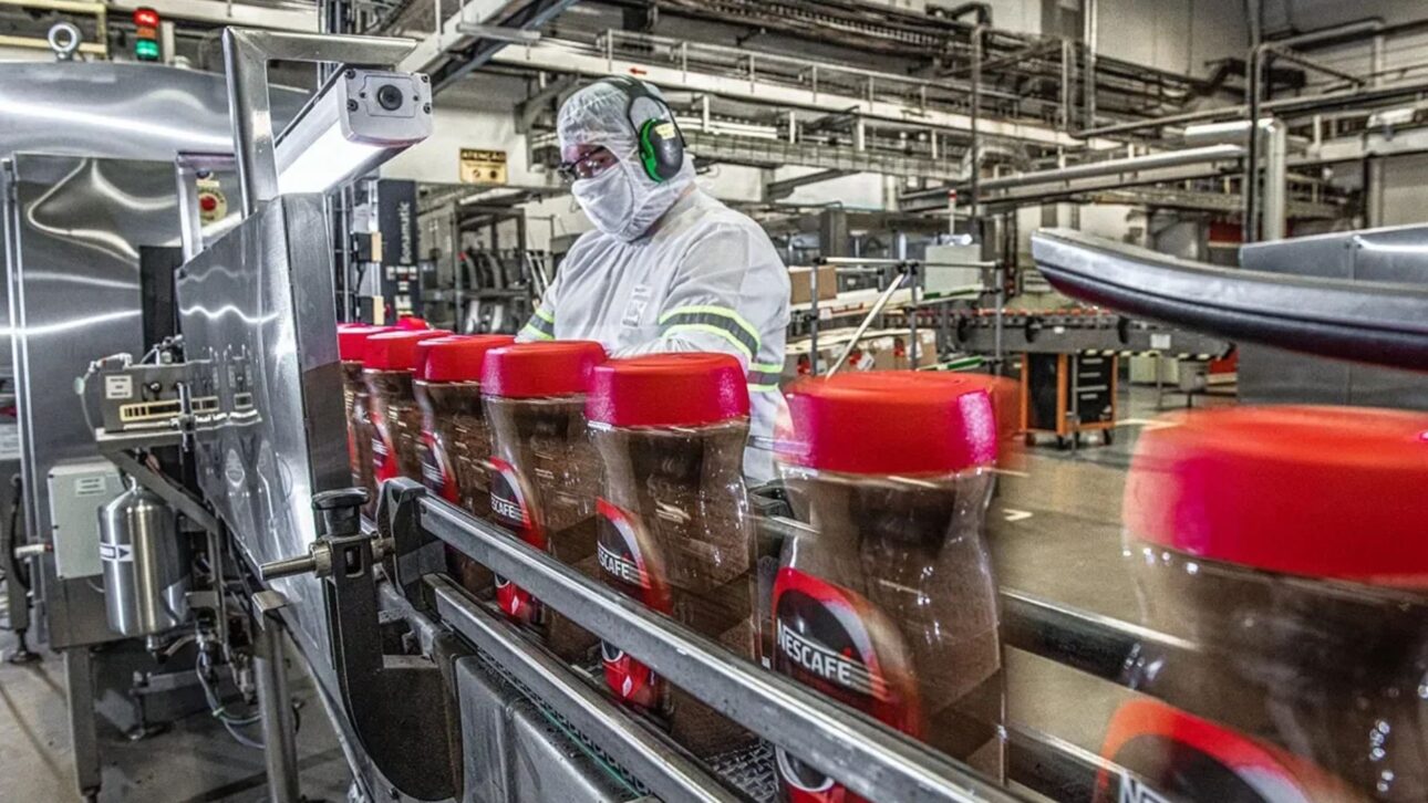 La Nestlé invierte R$ 1 mil millones hasta 2028 para modernizar su fábrica de café soluble en Araras con IA y ampliar exportaciones globales.