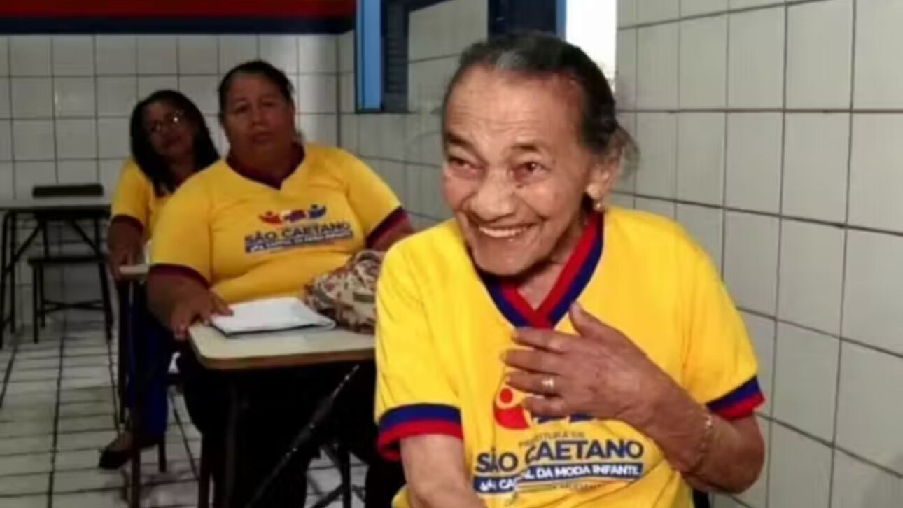 A los 100 años, agricultora del Agreste de Pernambuco entra en la escuela por primera vez, vence el analfabetismo e inspira a otras personas mayores.
